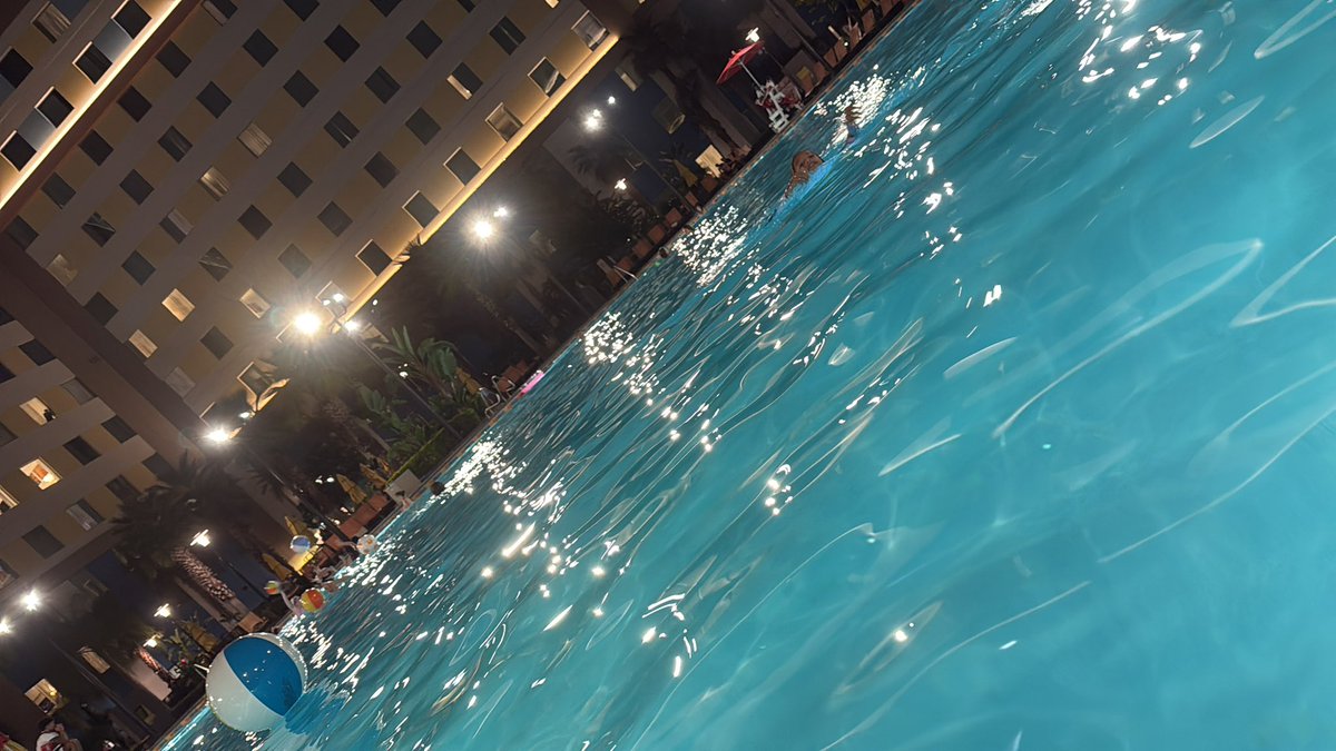 blakeyi's tweet image. Would appear that the waterproof bum bag is splash resistant…not waterproof! Good job I’m iPhone 15/16 gen!! 

Altho lovely winning at 9.30pm in Florida!!! (Thanks for looking after the house and gods Mother bear!) #vacay #bestday