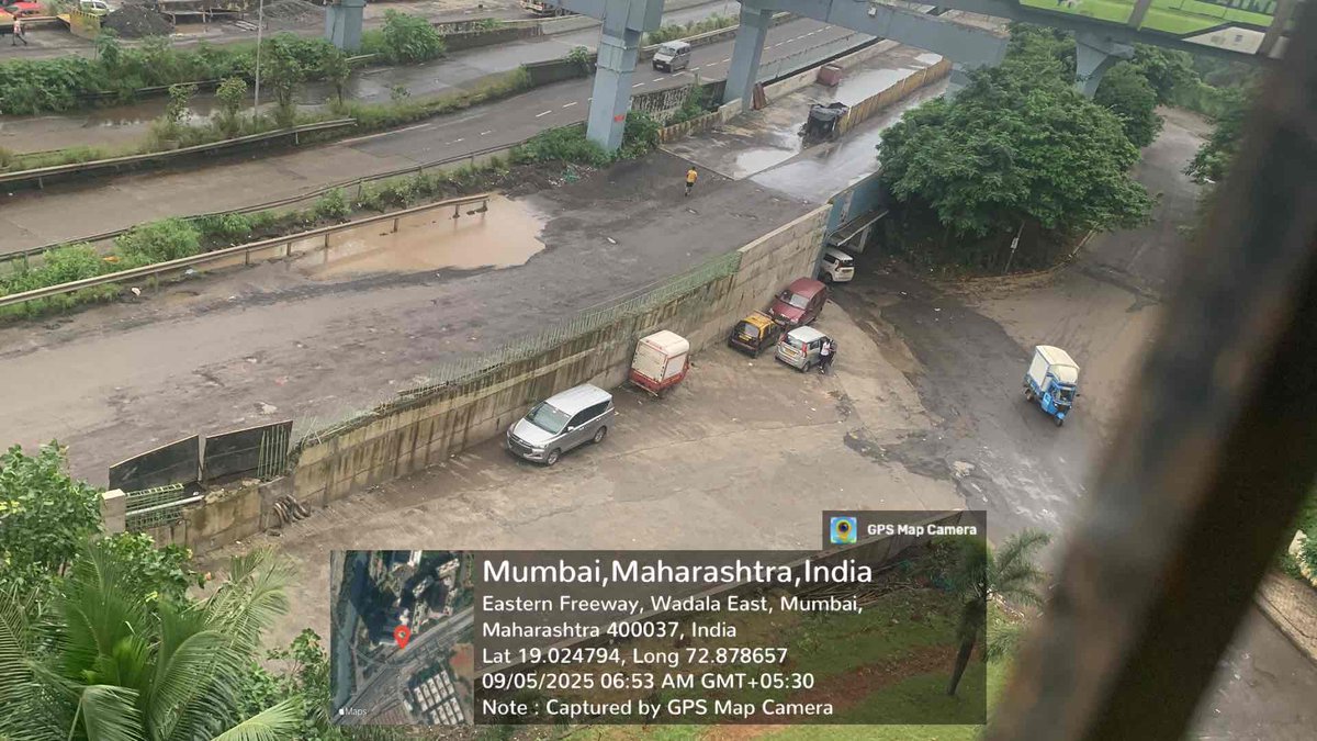 Unauthorised Ola uber parked their car on this service road which creates traffic jam . Also newly constructed Freeway is full of patholes . Lot of accident happening . It’s a end of freeway towards wadala <a href="/MTPHereToHelp/">Mumbai Traffic Police</a> <a href="/MumbaiPolice/">मुंबई पोलीस - Mumbai Police</a> nearby cop station Antophill