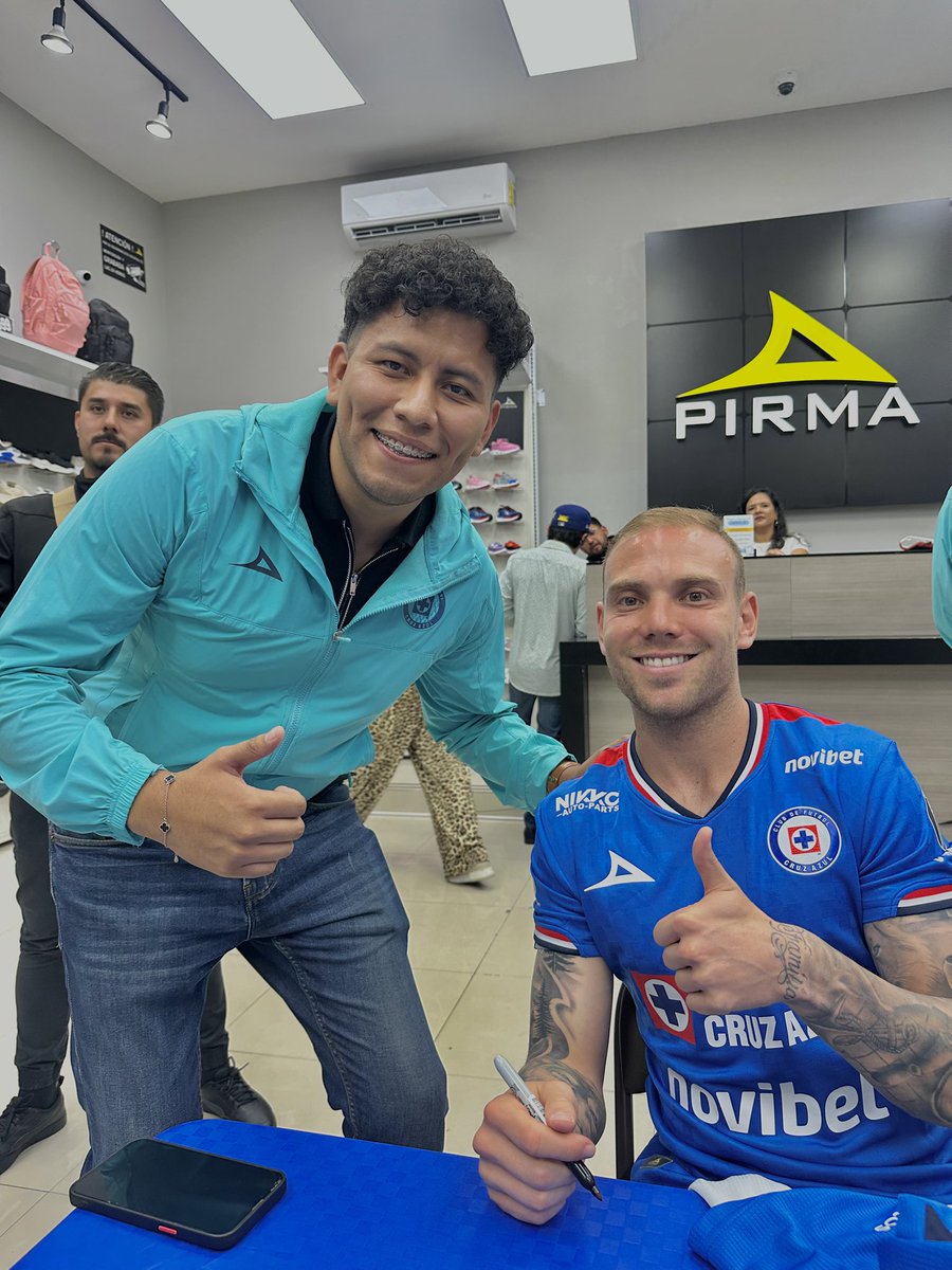 ElChikilin_Of's tweet image. Una tarde totalmente Azul 😍💙, a todos lados siguiendo a @cruzazul 🚂 || Firma de autografos realizada por @pirma_oficial  ✅

.
.
.
#cruzazul #azuldeporvida #ligabbvamx #pirma