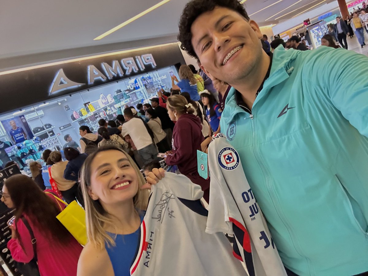 ElChikilin_Of's tweet image. Una tarde totalmente Azul 😍💙, a todos lados siguiendo a @cruzazul 🚂 || Firma de autografos realizada por @pirma_oficial  ✅

.
.
.
#cruzazul #azuldeporvida #ligabbvamx #pirma