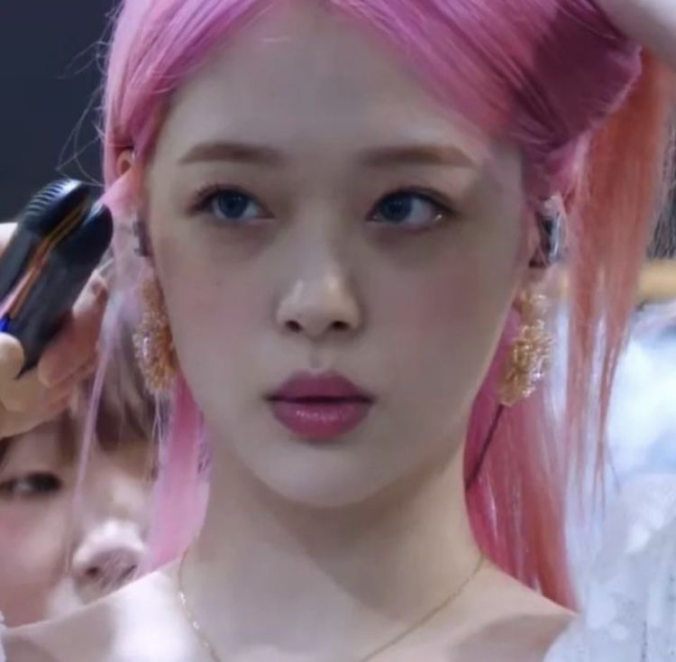 jinrihourly's tweet photo. #sulli #최진리 https://t.co/3gU3RXfFl6