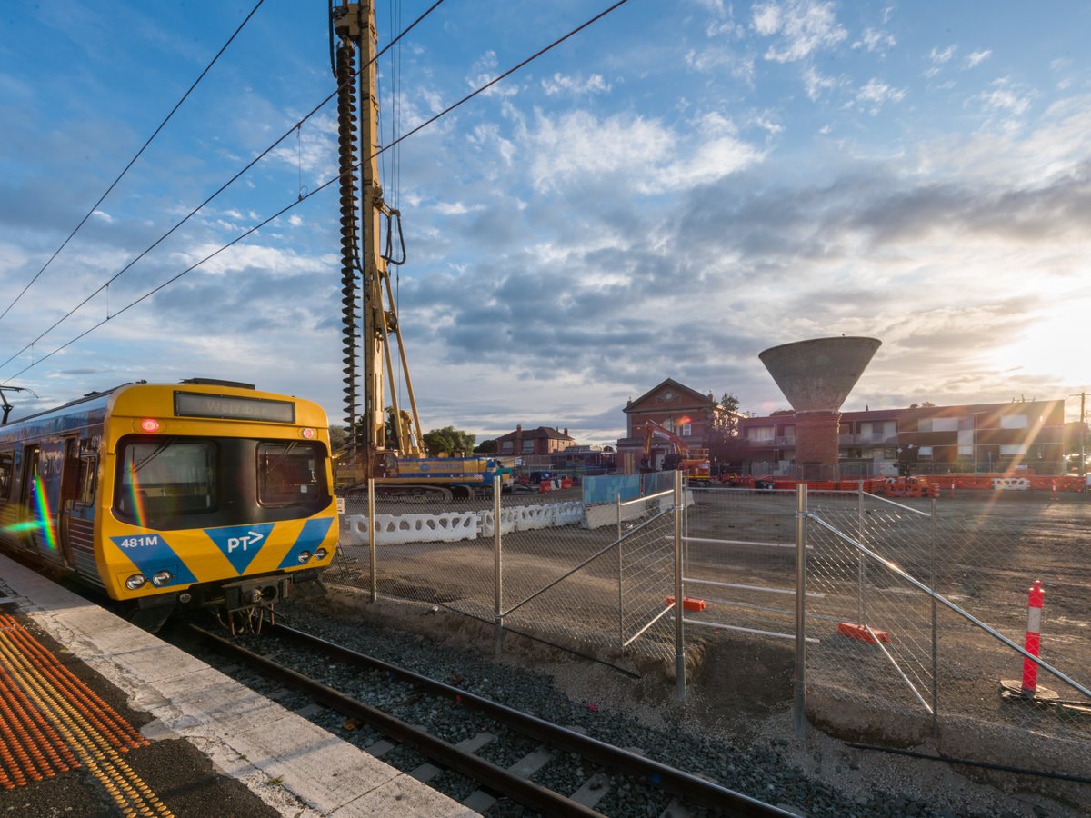 🦺 Rocking around the clock in Mordialloc!

👷 Crews worked 24/7 to remove the signalling infrastructure and rail tracks, as well as demolishing parts of the station and platform and dismantling the Bear Street boom gates.

➡️ Learn more: bit.ly/46eNc0W