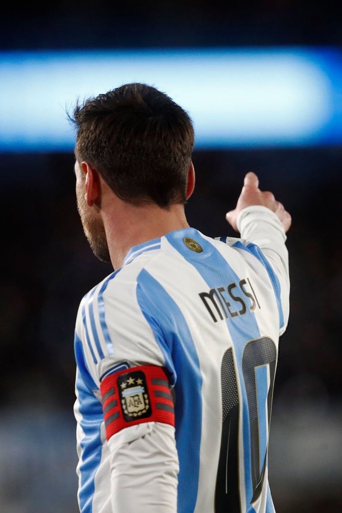 أنت سُدة التاريخ وهرمه، وأنت المجد وعلمه، أنت سقف اللعبة، وملكها المبجل، وسيدها الأوحد، وبطلها الأزلي.
سيقال عن الأجيال السابقة أنها لم تلحقك، وللأجيال المعاصرة أنها محظوظة بك، وللأجيال اللاحقة أنها لم تعرف لذةً لكرة القدم بدونك.

ميسي هو التاريخ، والتاريخ هو ميسي #Messi ☝🏻🤍