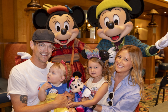 Ashley Tisdale com sua família na Disneyland Resort para celebrar 1 ano da sua filha Emerson Clover 🥰
