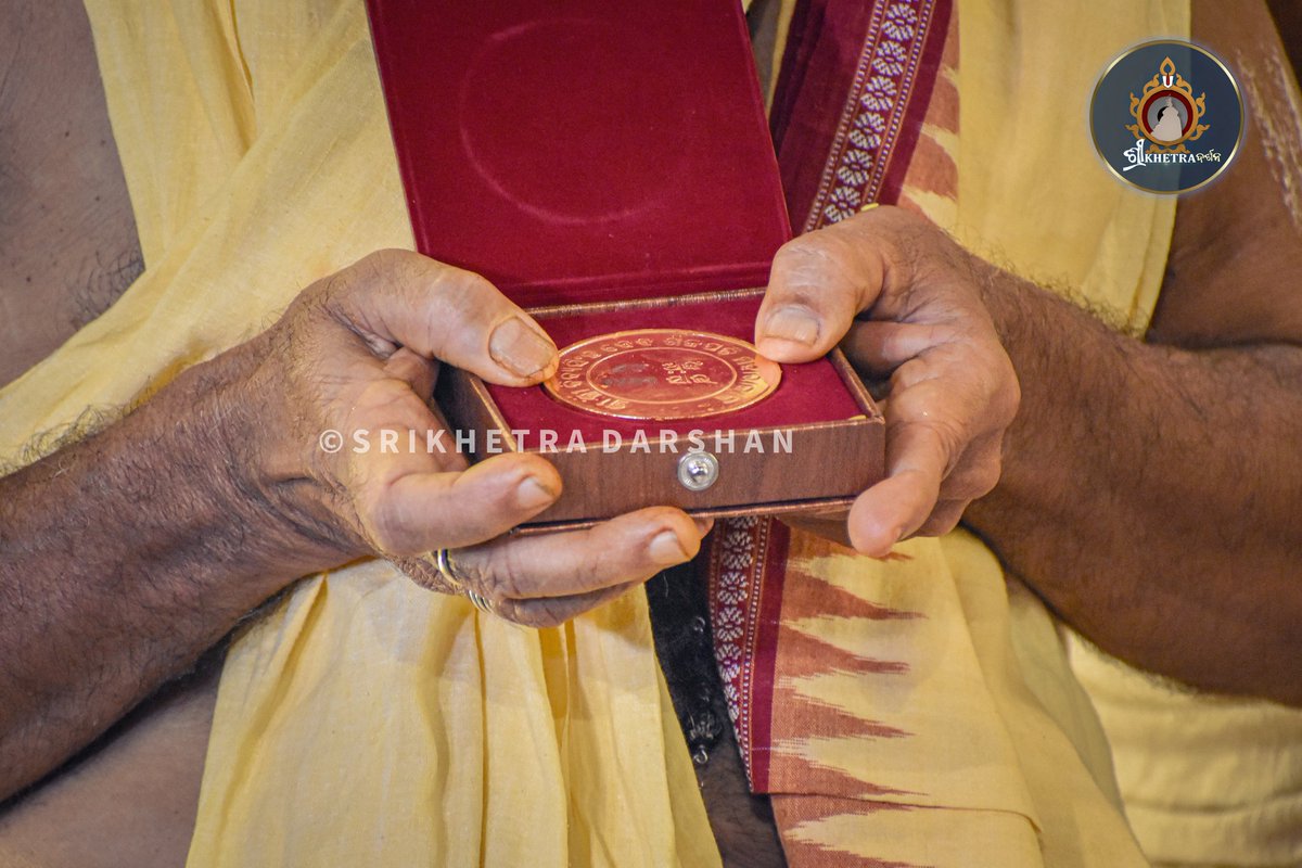 ଶ୍ରୀ ଶ୍ରୀ ଶ୍ରୀ ଗଜପତି ଦିବ୍ୟସିଂହ ଦେବ ମହାରାଜାଙ୍କ ୬୯ ଅଙ୍କ, ୧୪୩୩ ସାଲ ଗଣନା ପ୍ରାରମ୍ଭ। #ସୁନିଆ #gajapatimaharaja #Gajapati #jagannathtemple #jagannathdevotee #sanatandharma #hindurastra🚩🚩 #hinduculture❤️ #hindutva #odiatradition