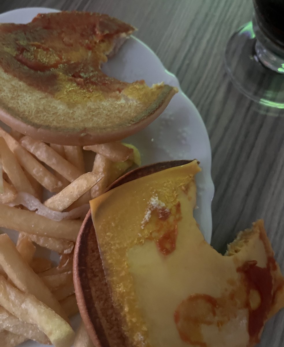 Bugün türkiyemin maçı var diye mekmamıls söyledim. Yanına da tabii ki çizburger ekledim. Nota da yazdım çizburgeri unutmayın diye. Orospunun çocukları ilk ısırıkta şoka soktular.