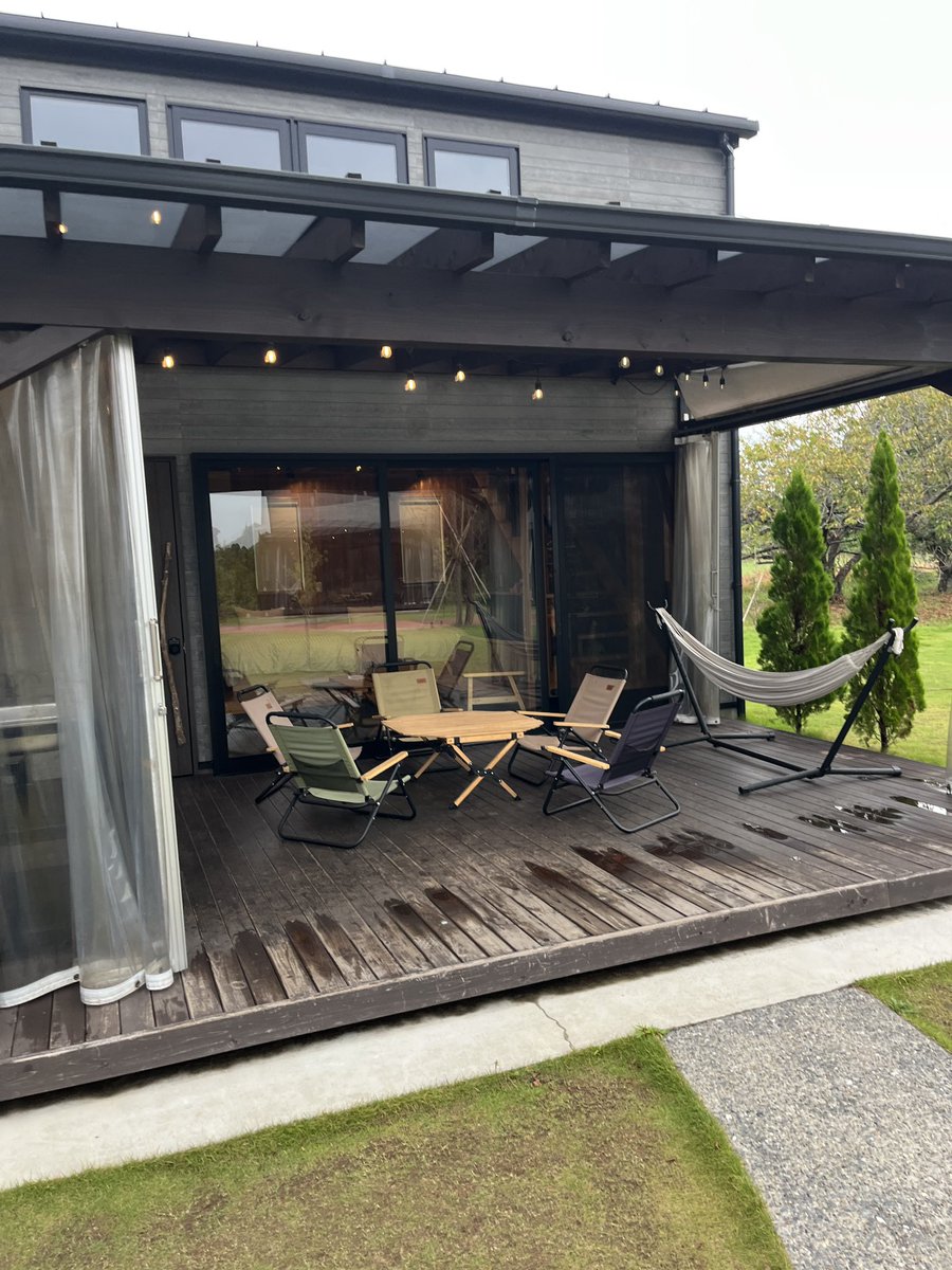 一昔前は農に向かう50代ってほとんどいなかったけれど、時代だな。本日、農業研修。「これからの生き方」を探るweb連載もスタートできそう🥰参加者、個性的😊大広間雑魚寝を想定してきたけれど、ずいぶんとオシャレなリゾートに泊まっている😁
#農業研修
#農園リゾート