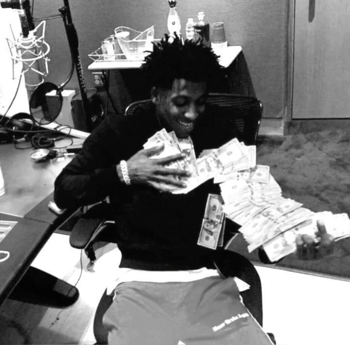 kaykay3___'s tweet photo. Money💰 all I need to keep this sadness 😪away. https://t.co/EfeEaJha4D