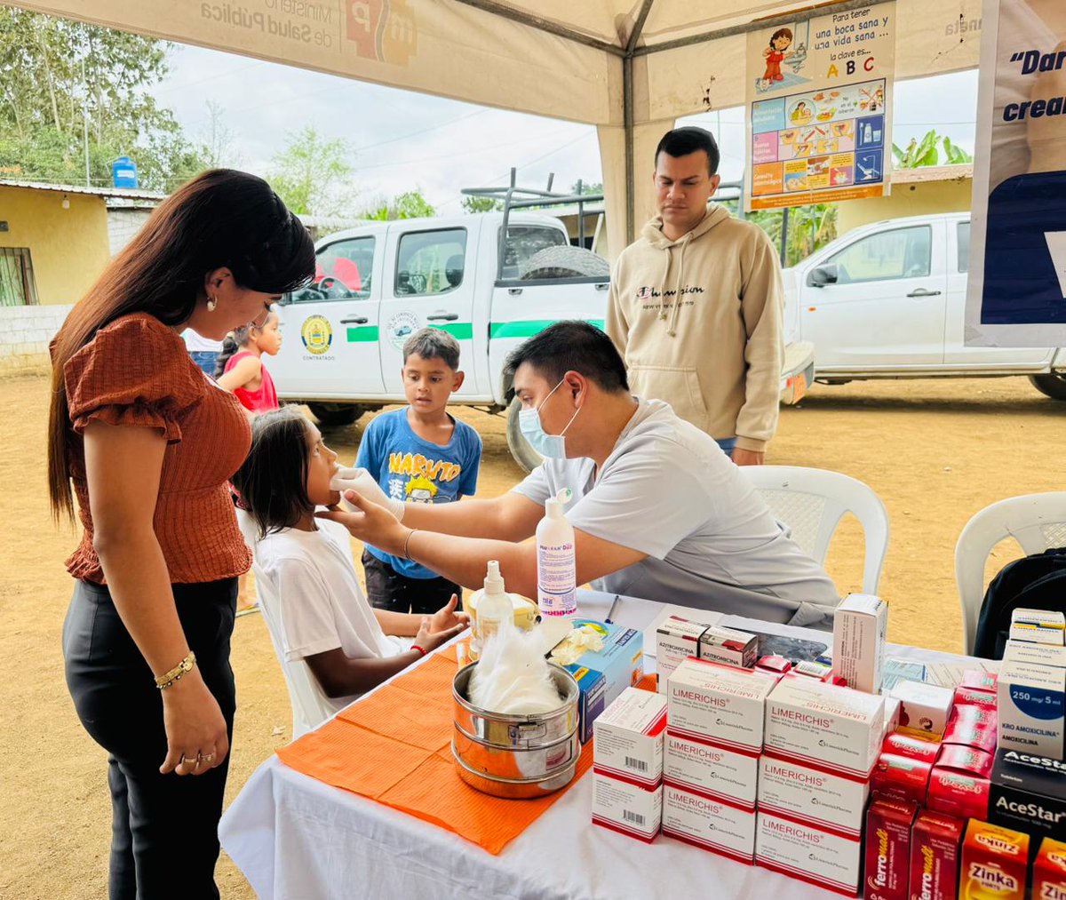 DPS_LosRios's tweet photo. Con estas actividades garantizamos el cumplimiento del Paquete Priorizado de bienes y servicios en el marco de la Estrategia Nacional Ecuador Crece Sin Desnutrición Infantil 🤰👨‍👩‍👦‍👦👩‍🍼
✅Medicina General
✅Entrega de micronutrientes y medicinas
✅Odontología
✅Entrega de cloro https://t.co/5fAkBU8ax3