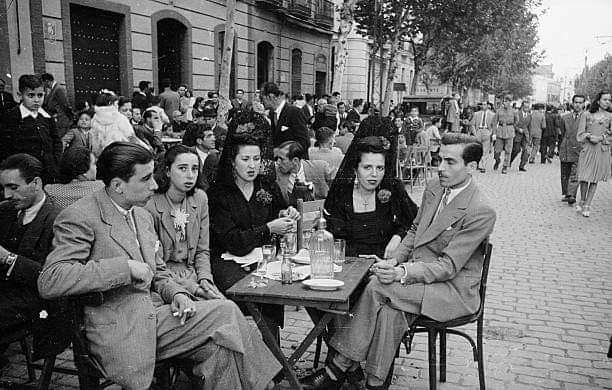 aramisreq's tweet image. ¿Cómo se puede echar tanto de menos una época que nunca vivimos?