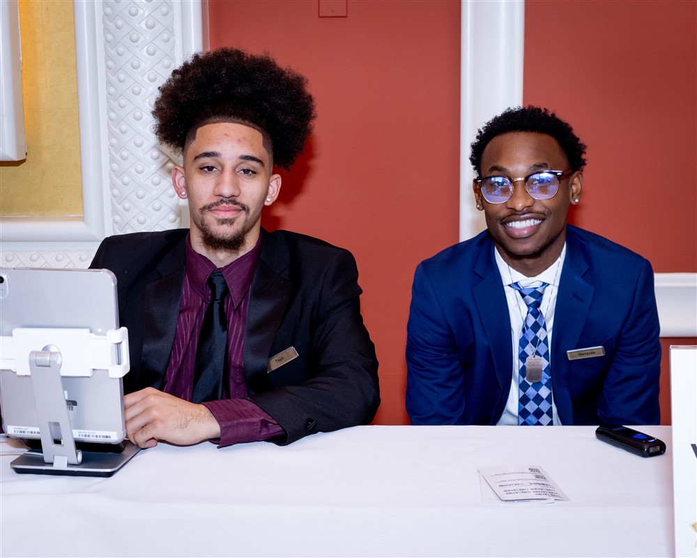 Make a difference! Volunteer at the Best of the Badge Gala &amp; help us celebrate the brave men &amp; women of <a href="/LVMPD/">LVMPD</a>. 👉 lvmpdfoundation.org/volunteer