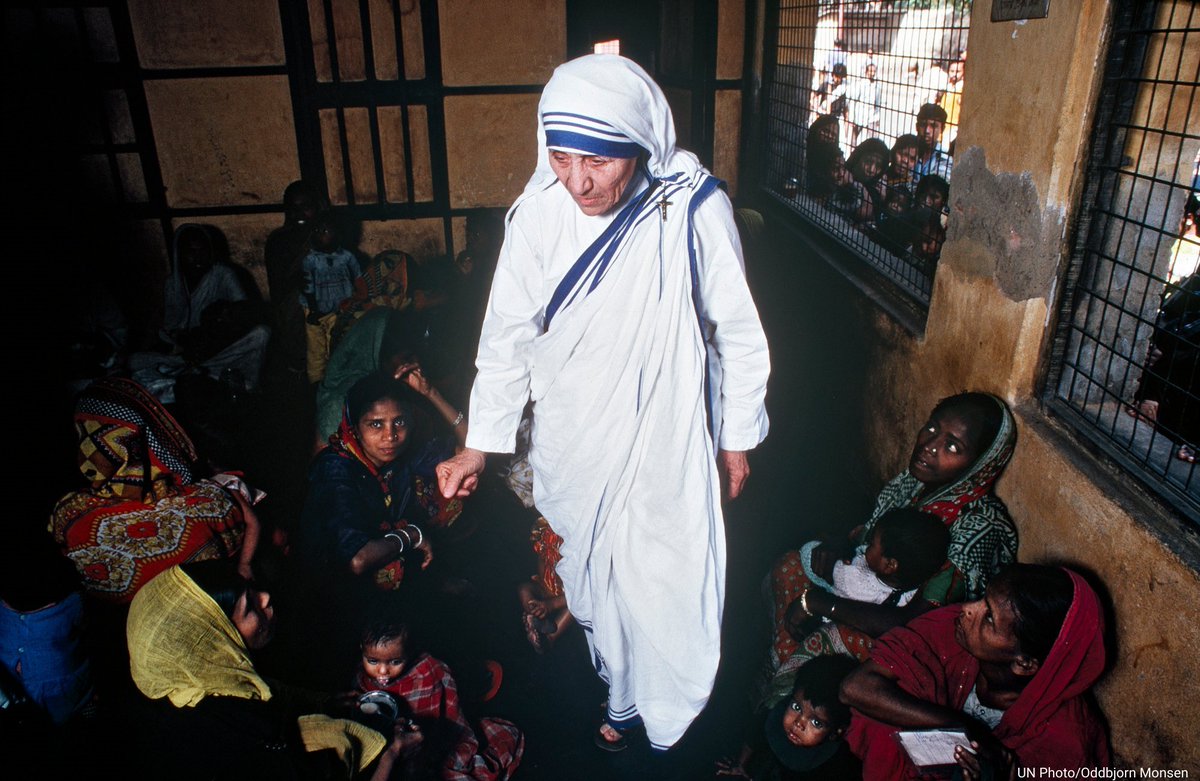 UmojaWaMataifa's tweet photo. Kwa miaka 45, Mama Teresa aliwatumikia maskini, wagonjwa na mayatima huko India. 

Kutokana na kazi yake ya hisani, alitunukiwa Tuzo ya Amani ya @NobelPrize mnamo 1979. 

Mfano wake ulihamasisha kuanzishwa kwa #CharityDay Ijumaa, siku ya kifo chake. https://t.co/L9NAzXSi6Y https://t.co/zT7RrXBKvV