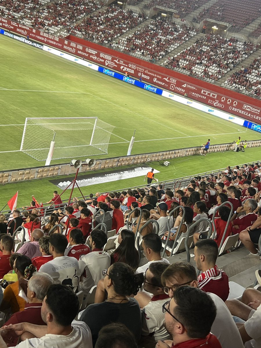 Las diferencias de hoy en la grada. Los mimados del club hoy no les apetecía apoyar. <a href="/murcianistas/">GRADA MURCIANISTA</a> apoyando al equipo ya sea amistoso o partido oficial, masterclass por ustedes. 👏🏻