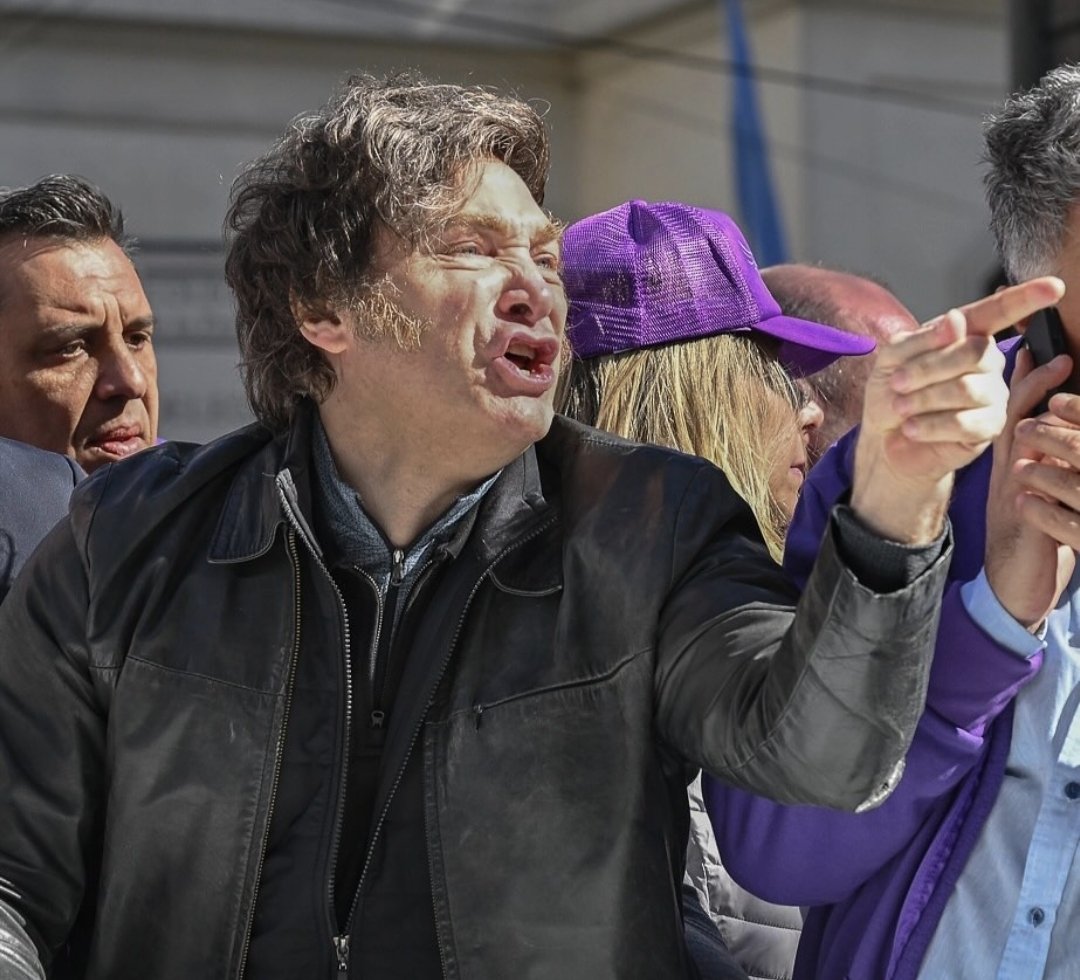 Diferencias, por un lado Axel abrazado amorosamente por la gente, el otro un violento qué  desde su lugar de poder insulta a cualquiera que se le cruce porque odia haber sido descubierto robándole a los discapacitados, los jubilados en el PAMI