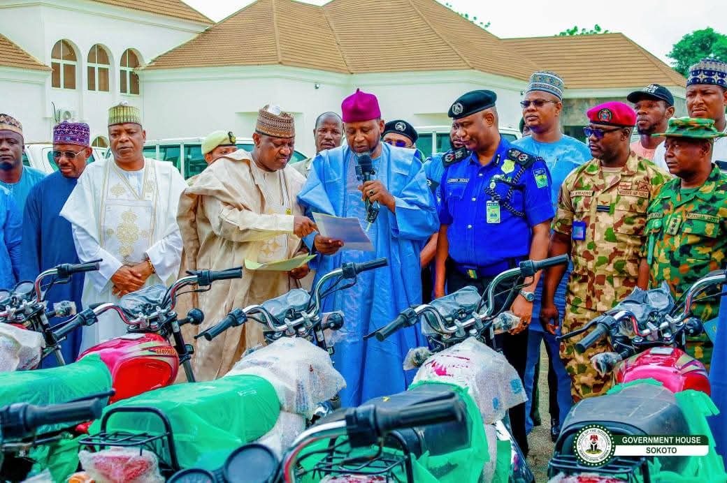 Dglhausa's tweet photo. TSARO: Gwamnatin Jihar Sokoto ta bada karin tallafin motoci 10 da babura 150 domin yaki da ’yan bindiga

Karin Bayani
https://t.co/tlnBUbFiBj https://t.co/zj2MJ7Pl9u