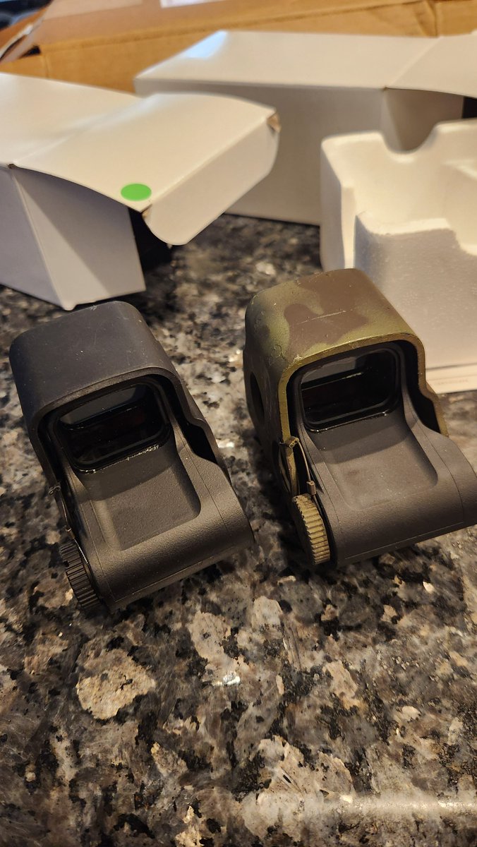 bunny_operator's tweet photo. Glass delamination on mid-2019 produced @EOTECHInc EXPS3-0 and EXPS2-2.
EOTech CS and warranty completed in approx. 2 weeks. 

Glass delam can affect the reticle's full use of the window and parallax. If you are experiencing this contact EOTech for an RMA. https://t.co/JK43XdohST