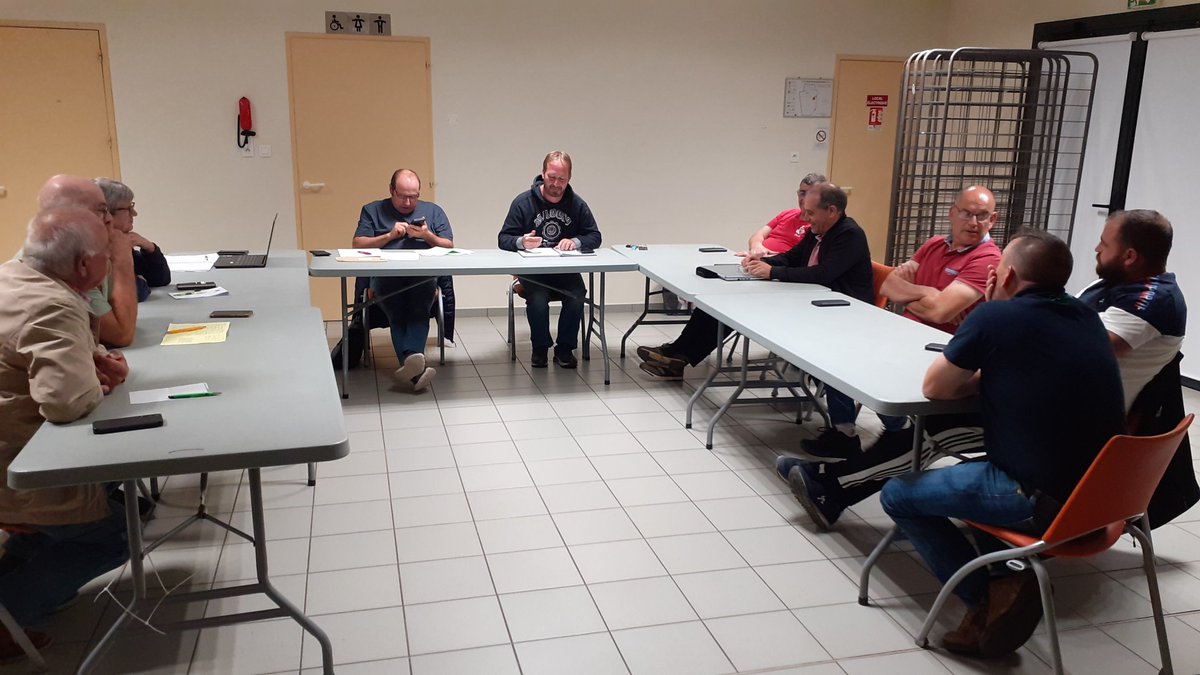 Réunion UCSEA du Pays des Achards 🟢🔴 pour un tour d'actualités dont la vaccination FCO 💉, les actions syndicales à venir 📣, les offres groupées 💡🔌 Échanges sur les dossiers structures en cours.