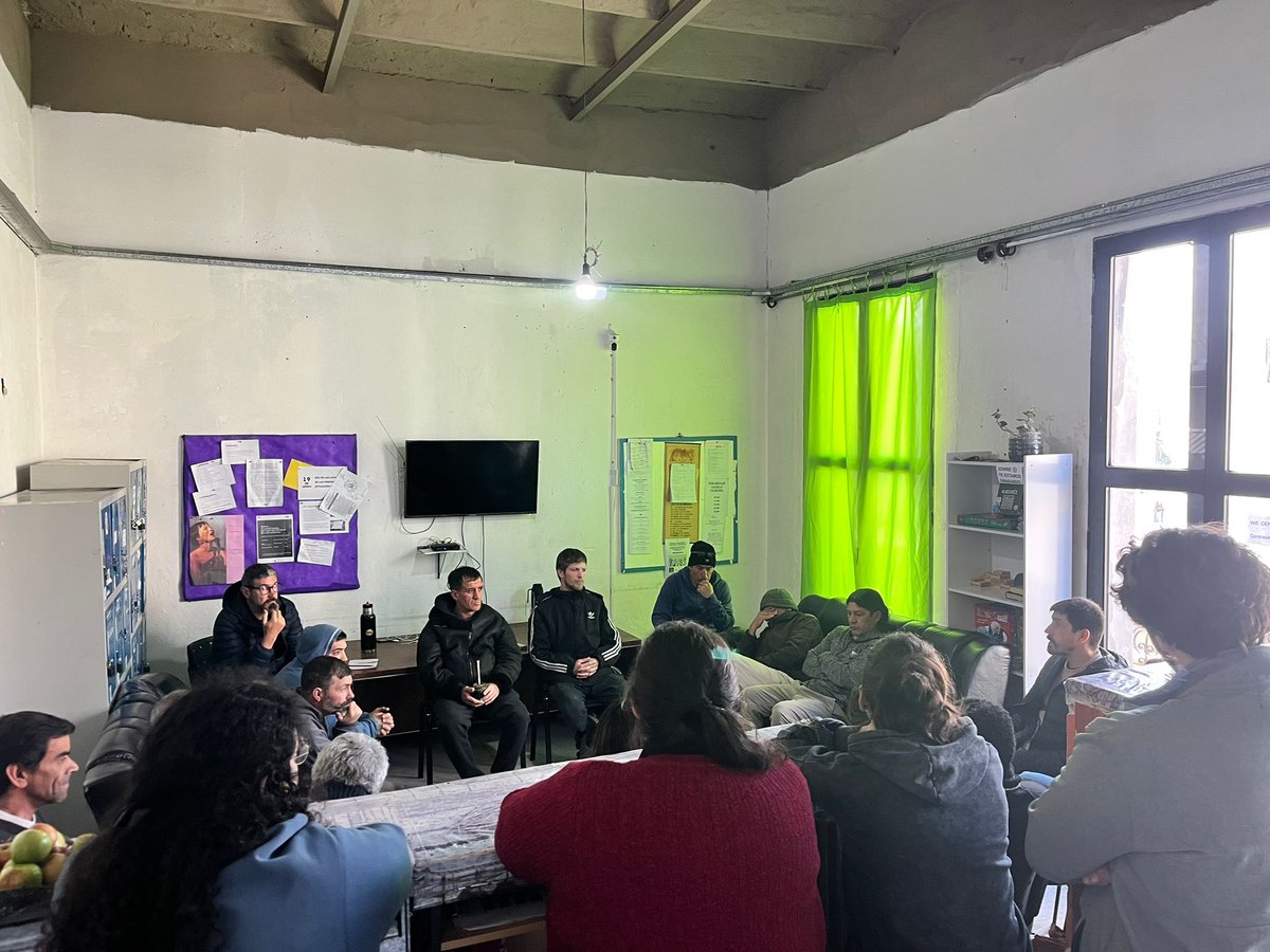 uy_desarrollo's tweet photo. El gerente de Promoción Sociolaboral @CamiloAlvarezLo visitó el Centro de calle “Maciel”. 
Conversó con participantes sobre oportunidades laborales y, tras su pedido, comenzamos a trabajar en una cooperativa social. 

Seguimos construyendo puentes: de la protección al desarrollo. https://t.co/A5nJZ6bu0C