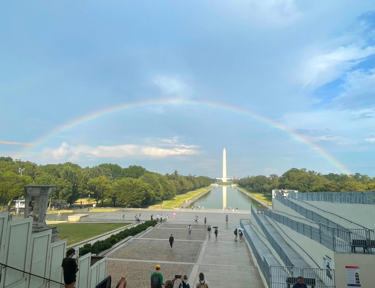 NationalMallNPS's tweet photo. What a nice way to end the day! This afternoon's storm left a rainbow arching over the Washington Monument. 🌈 https://t.co/EUBGUpmLRz