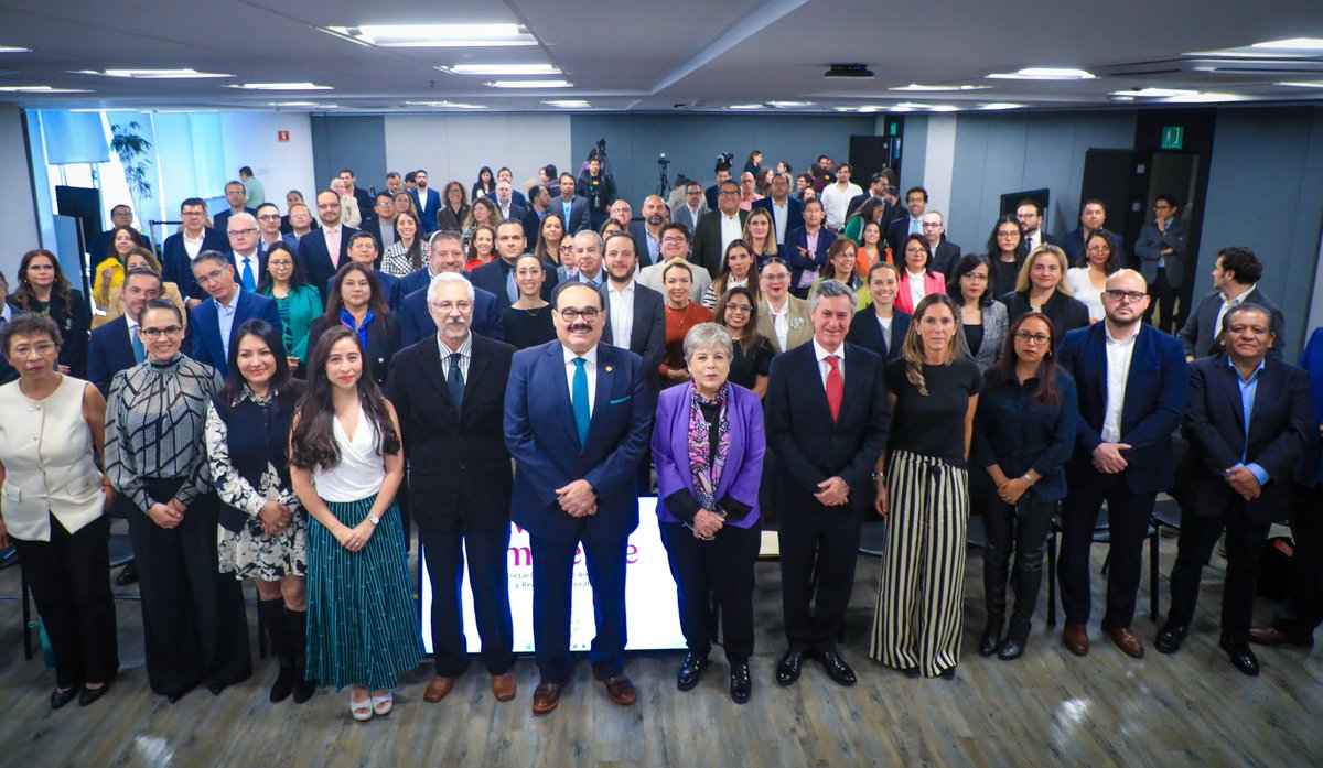 SEMARNAT_mx's tweet photo. 🙌 México comparte avances históricos en la gestión de plásticos: la secretaria de Medio Ambiente, @aliciabarcena, presentó el 5° Informe del Acuerdo Nacional para la Nueva Economía del Plástico (#ANNEP), con logros que impulsan la transición hacia la #EconomíaCircular. ♻️🇲🇽

🧵 https://t.co/E96WFYviA5