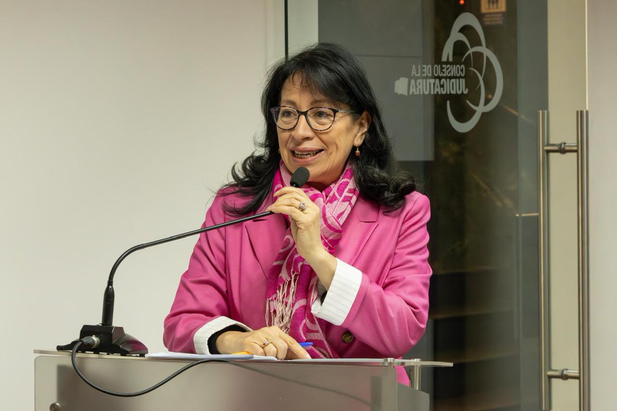 CJudicaturaEc's tweet photo. 🤝 ✨| #SemanaDeLaMediación

En la sesión solemne por el #DíaDeLaMediación, la vocal del @CJudicaturaEc, @SolandaGoyes, y Pavlova Astaiza, directora del @MediacionCJ (E), junto a su equipo de trabajo, resaltaron el valor de este mecanismo como un proceso confidencial, voluntario y ágil, cuyos acuerdos tienen la misma fuerza que una sentencia ejecutoriada.

📊 En el último año, los Centros de Mediación de la Función Judicial alcanzaron 30.664 acuerdos, consolidando a la mediación como una alternativa efectiva para resolver conflictos y promover la cultura de paz.

#JusticiaResponsable ⚖