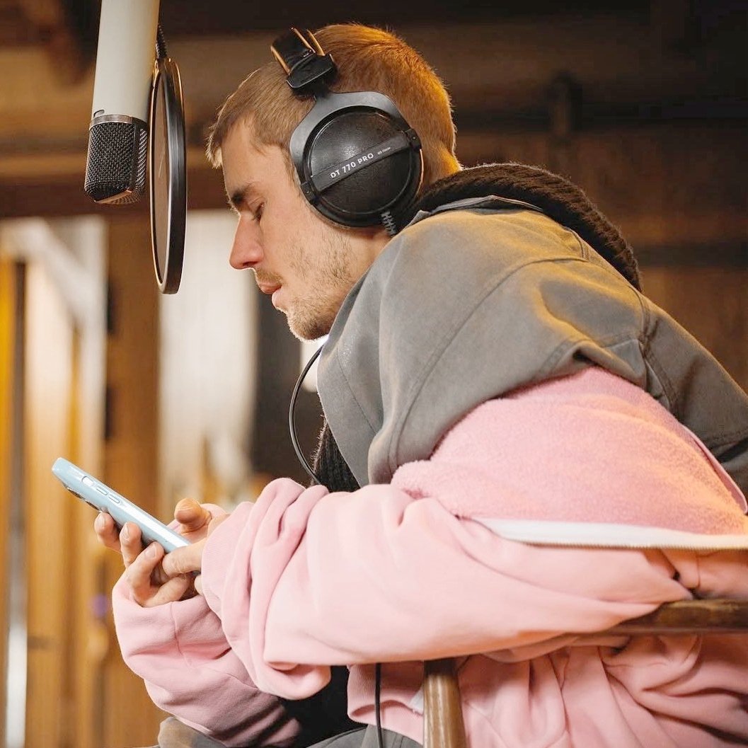 Omg guys! :D Y'all be ready cuz...
JUSTIN BIEBER IS COMING ❤️✨️