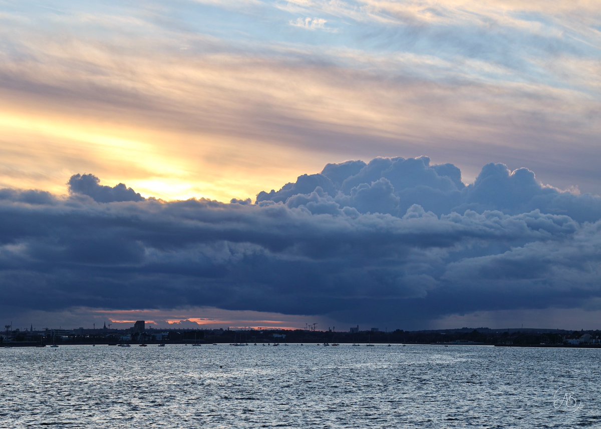 AnnBruen's tweet photo. A beautiful evening walk on the Bull Wall. A lovely moon and pink hues on one side and ominous clouds accompanying sunset on the other.
#bullwall #waxinggibbousmoon #poolbeglighthouse #dublinport #dublin https://t.co/kli8DKpvWw