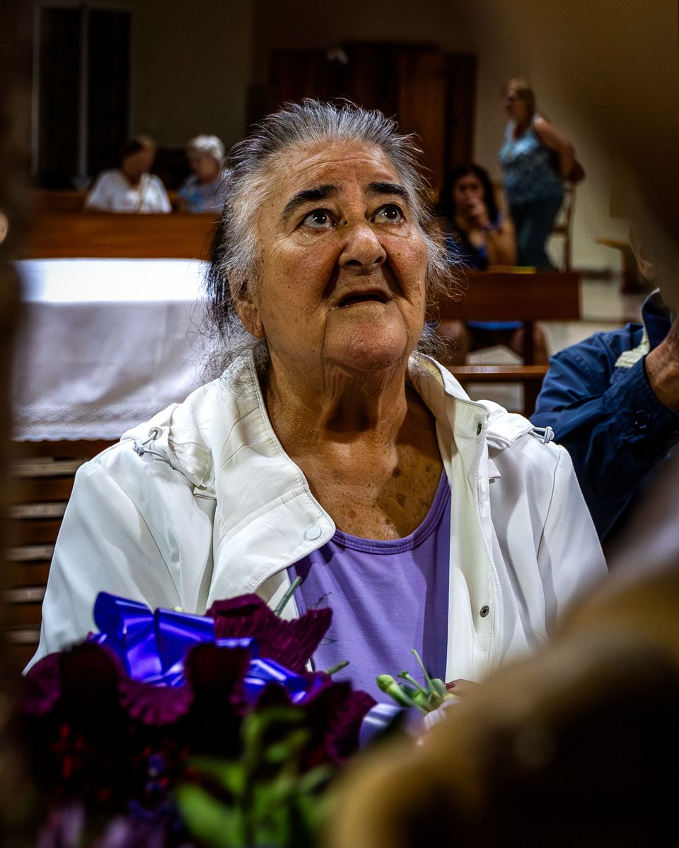 🟣 Pepa, la Tata Pepa, una de esas mujeres de Santa María, que lo han dado todo por su gente.
Y aunque ahora vive en la Barriada de la Paz, su corazón nunca ha salido del barrio del Nazareno.

Hoy, en San Francisco Javier, ella fue a visitarlo… o quizá fue Él quien vino a verla.