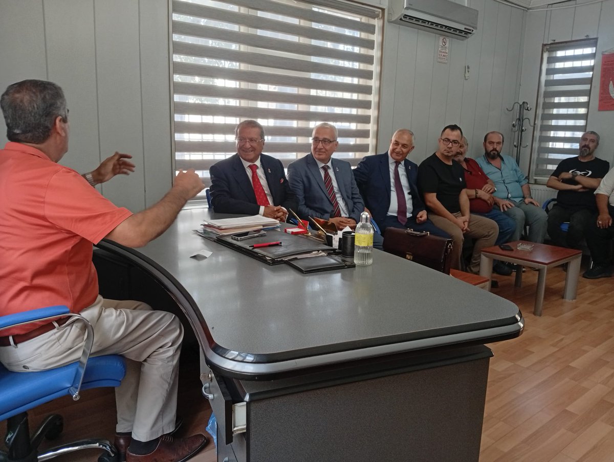 atakanertug's tweet photo. Zafer Partisi Genel Merkezi Ziyaretleri Kapsamında 04.09.2025 tarihinde Gaziantep İl Başkanlığımızla birlikte Sebze ve Meyve Komisyoncuları Derneğini Başkanı Sayın Hayri Sucu ve dernek üyelerini ziyaret ederek. Esnaflarımızın sorunlarını ve taleplerini dinledik. Misafirperverlikleri için değerli Başkanımız ve dernek üyelerine teşekkür ederiz. @cihat56cetin @GurelOzusta Mahmut Karaaslan @gaziantepilbsk