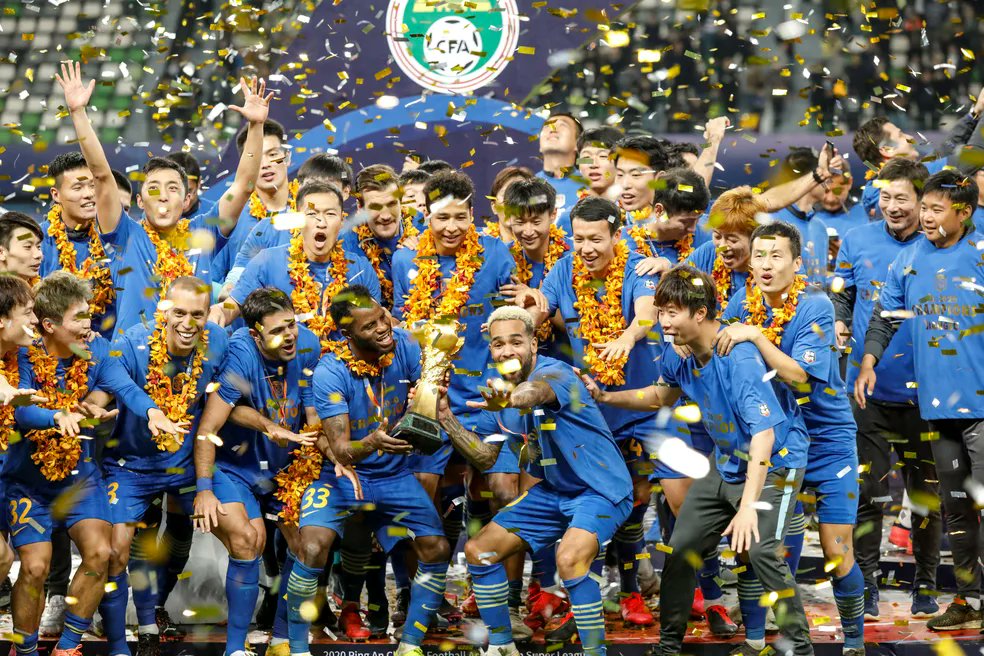 O time perdeu de 1x0, eram as quartas do chines, foi a melhor campanha do clube q faliu no ano seguinte. Perderam para o Suning, do Alex Teixeira, q se tornou campeão vencendo o famoso Evergrande de Paulinho, Conca
Fernandinho ex-Grêmio jogava c/ Kardec, aparece no video sentado