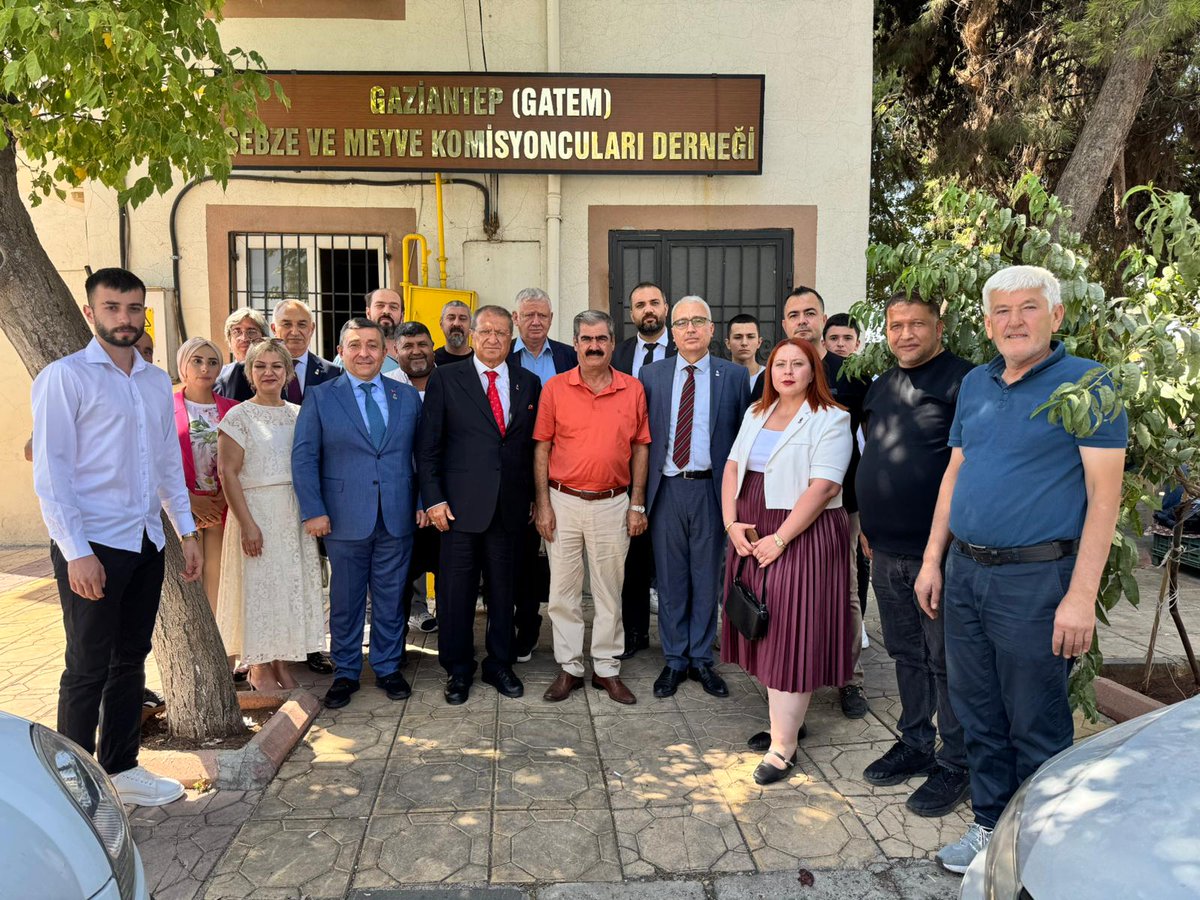 atakanertug's tweet photo. Zafer Partisi Genel Merkezi Ziyaretleri Kapsamında 04.09.2025 tarihinde Gaziantep İl Başkanlığımızla birlikte Sebze ve Meyve Komisyoncuları Derneğini Başkanı Sayın Hayri Sucu ve dernek üyelerini ziyaret ederek. Esnaflarımızın sorunlarını ve taleplerini dinledik. Misafirperverlikleri için değerli Başkanımız ve dernek üyelerine teşekkür ederiz. @cihat56cetin @GurelOzusta Mahmut Karaaslan @gaziantepilbsk