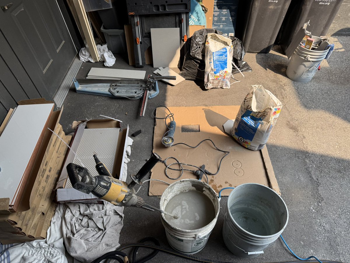 リノベ
ついにタイル！
めちゃめちゃナイスなタイルガイ

１日目
床とバスタブの壁の防水加工ペイント
フローリングとの境目も
綺麗に仕上げてくれてます。

上から木の境目ストリップがのります。

お仕事道具の写真も🧰