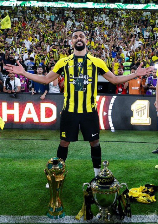 هذا اللاعب اللي يستاهل تقاتل وتدفع عشانه لاعب يبغاااك وشاريك ويبي يقدم للنادي مو يستنى مدح هوامير وتصماميم وفهاوه من خوينا ابو قحط 

ابو ناصر برقبة جمييييع المدافعين المحليين بالدوري 💛💛💛💛