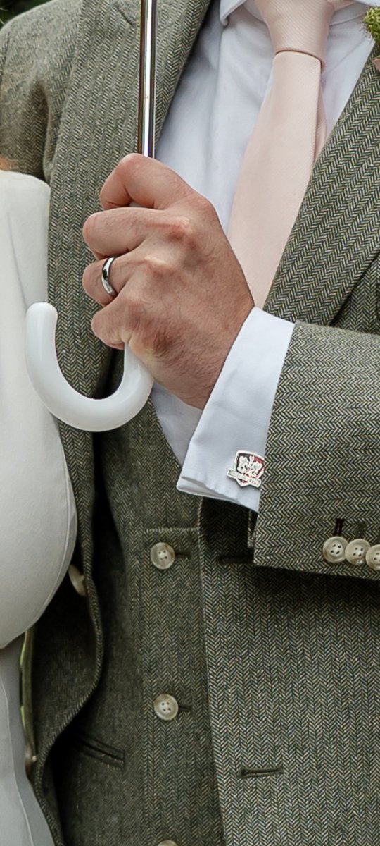 MrChocolado's tweet photo. Had to incorporate my beloved @OfficialECFC in some way on my wedding day yesterday ❤️🤍 https://t.co/OTEHNmHrVO