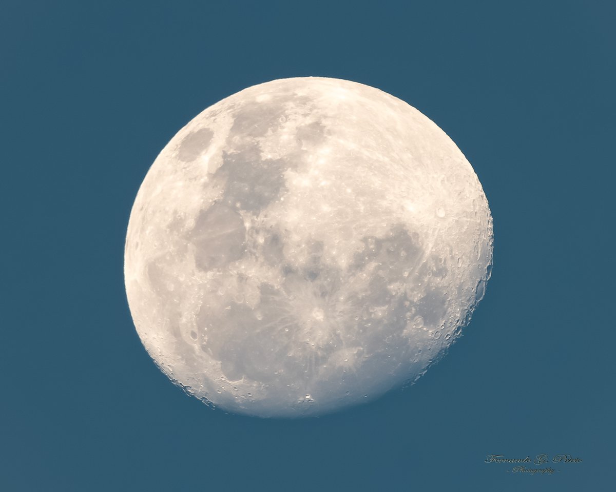 Ya falta poco para que quede completa 😍🌔 
📷 🇦🇷 04/09/25 
#Luna #Moon #LunaCreciente #RisingMoon #anochecer #atardecer #sunset #Planets #Astrophotography #MoonLovers #MoonHour #Nikon #Sigma