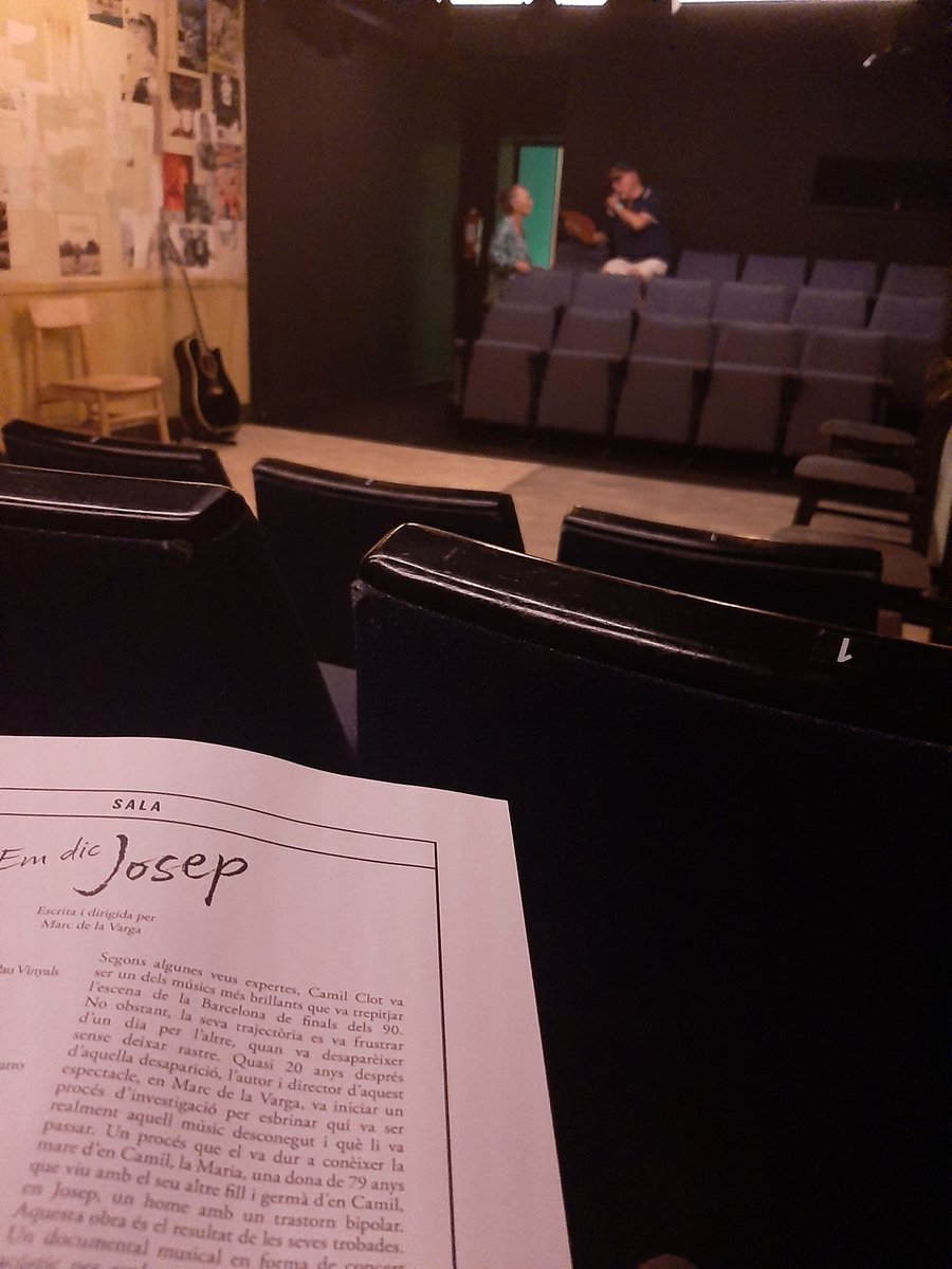 EM DIC JOSEP. Gratament sorprès pel joc ficcional (i "brechtismes" com sortir divertidament del relat quan menys t'ho esperes!) de l'obra. Hàbilment escrita i dirigida per Marc de la Varga, les acurades interpretacions de Mont Plans, Pau Vinyals i el músic Daniel Higiénico... 👇