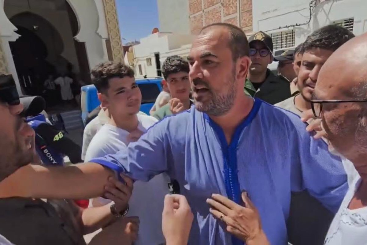 كلمة ناصر الزفزافي اليوم جاءت كاسرة لكل أسطوانات انفصاليي زمرة الكابرانات بالخارج، وهو الذي سبق أن أكد موقفه من الوحدة الوطنية في أكثر من مناسبة.

 وليس هذا فقط بل شكره لمرونة السلطات خلال هذه المناسبة الحزينة (رغم أن القانون واضح، في مثل هذه المناسبة، الرخصة تعني نقل المسجون الى