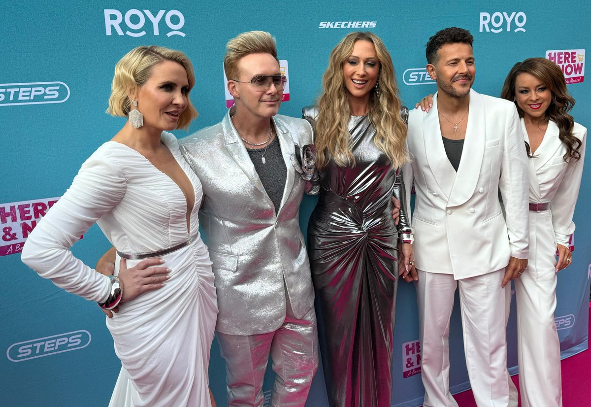 MANCTHEATRICAL's tweet photo. MANCHESTER @MANCTHEATRICAL doesn’t know if you can handle the #CAMPEST Show in the World right now! - @OfficialSteps Gala Night to remember with a star studded crowd eager to go WILD IN THE AISLES OF BETTER BEST BARGAINS! @thestepsmusical Plays @PalaceAndOpera until Sat 13 Sept https://t.co/wDNBopdF7u
