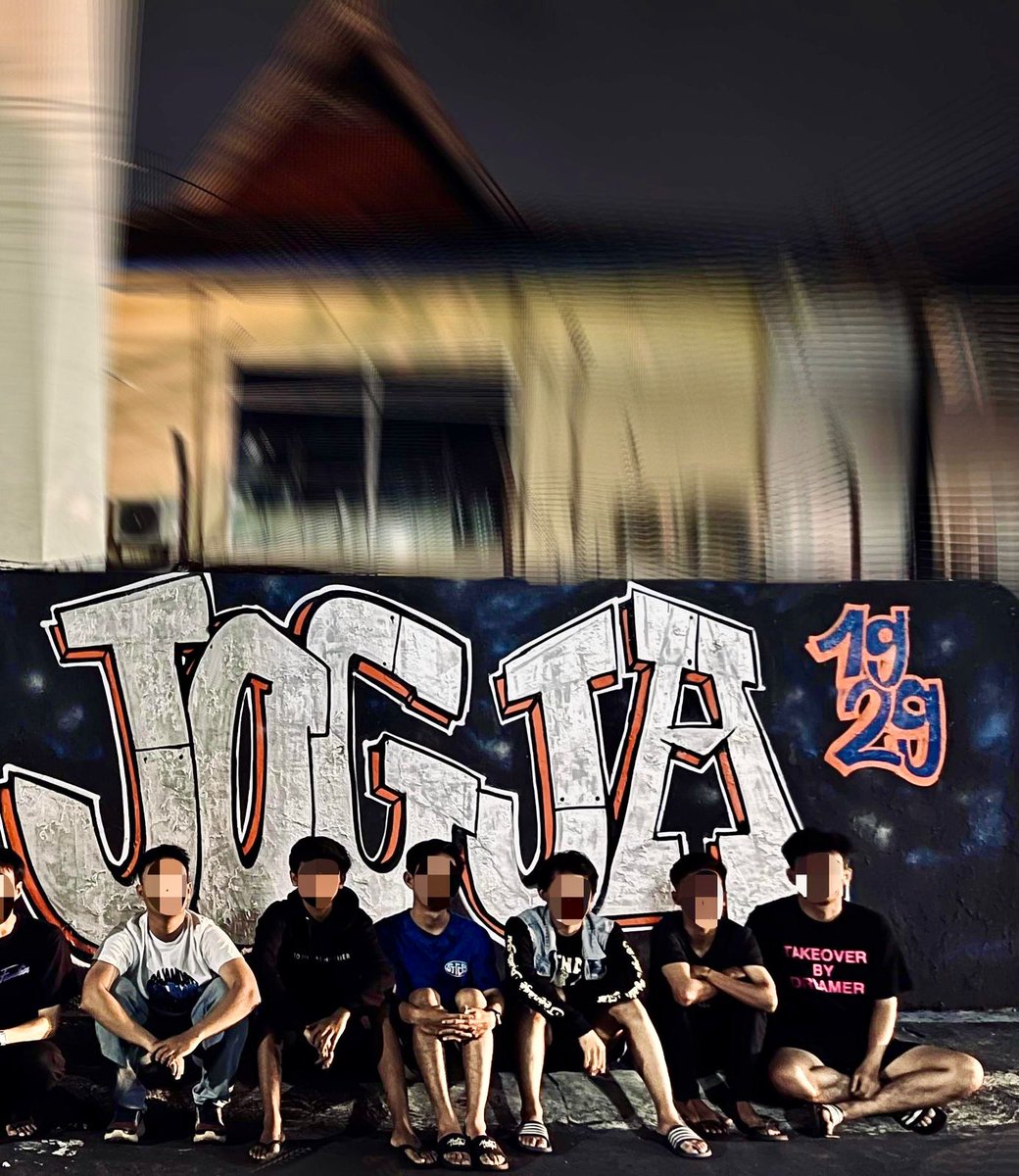 Selamat bertambah usia, PSIM. Mari melangkah lebih jauh dan tetap membumi. Bagaimanapun kamu, kami disini.

Still Blue, Still BRAVE, PSIM FOREVER.