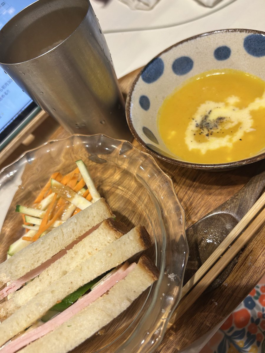 EMIKO55367044's tweet image. #台風🌀通過中
大きな被害なく通過してほしいです🙏

昨日の朝食
かぼちゃ🎃スープ　にんじん🥕ズッキーニのサラダ
ハムトースト🍞　コーヒーに豆乳

今朝はたまご🥚トースト🍞食べたいな

米株🇺🇸⤴️⤴️⤴️ 含み益👍
#ヤマハ発動機　#PFE #COF 配当金🌈

#ベスコ 10万円購入

#高配当株 #京都　#株主優待