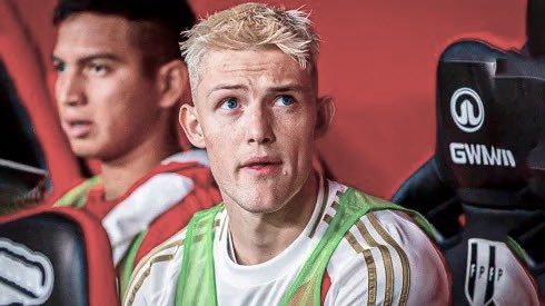 La suplencia de Sonne solo se puede explicar desde la ARGOLLA.

Futbolísticamente y en el contexto de la Selección, tendría que ser titular. El costo de no saber bailar timba supongo.