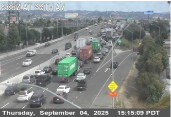 KCBSAMFMTraffic's tweet photo. #OAKLAND: All lanes on the southbound side of #Interstate880 are BLOCKED at High St due to police activity. Avoid the area - take #Interstate580 as your alternate. #KCBSTraffic 📸CalTrans https://t.co/DABpad0dZk
