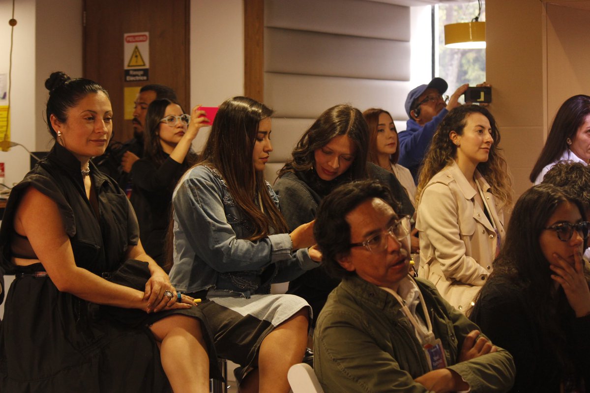 APCColombia's tweet photo. El Fondo de Pago por Resultados en economía circular, pionero en el mundo, fue fundamental para impulsar esta iniciativa. ¡Seguimos trabajando juntos hacia un futuro más sostenible! #EconomíaCircular #ProUsar https://t.co/5paA32nN3Q