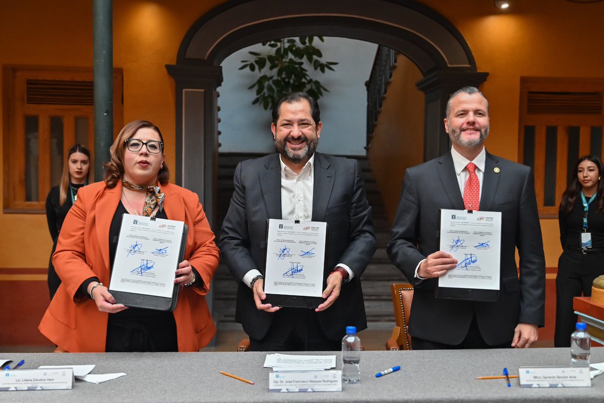 CongresoEdomex's tweet photo. 📸 Firma de convenio de colaboración entre el @OSFEM_oficial y el @TRIJAEM. 

El Dip. @pacovazquezr, presidente de la #Jucopo del #CongresoEdomex encabezó este acto que tuvo lugar en el @InesleMX, en el que participaron Liliana Dávalos Ham, auditora superior del #Osfem, y @GerardoBeckerA, magistrado presidente del #Trijaem.