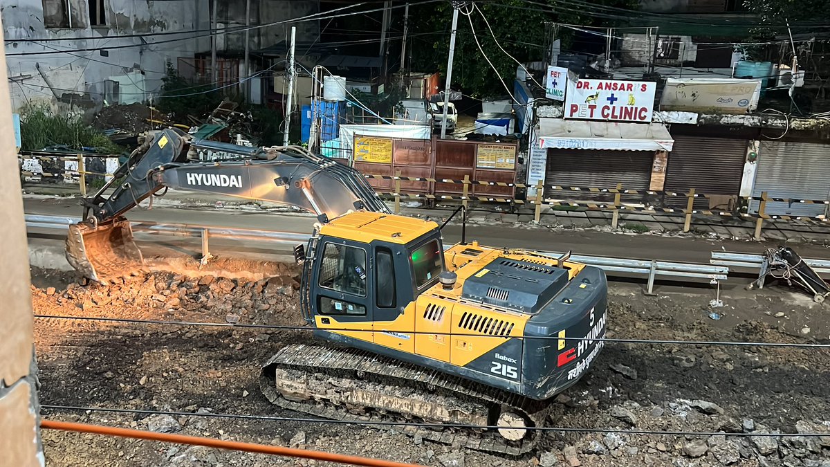 shashwaste's tweet photo. .@OfficialDMRC Metro construction work taking place at Gate 2, Freedom Fighters Enclave, Neb Serai at 3:45 AM. Please stop. Need to sleep. https://t.co/zdN75TBNZP