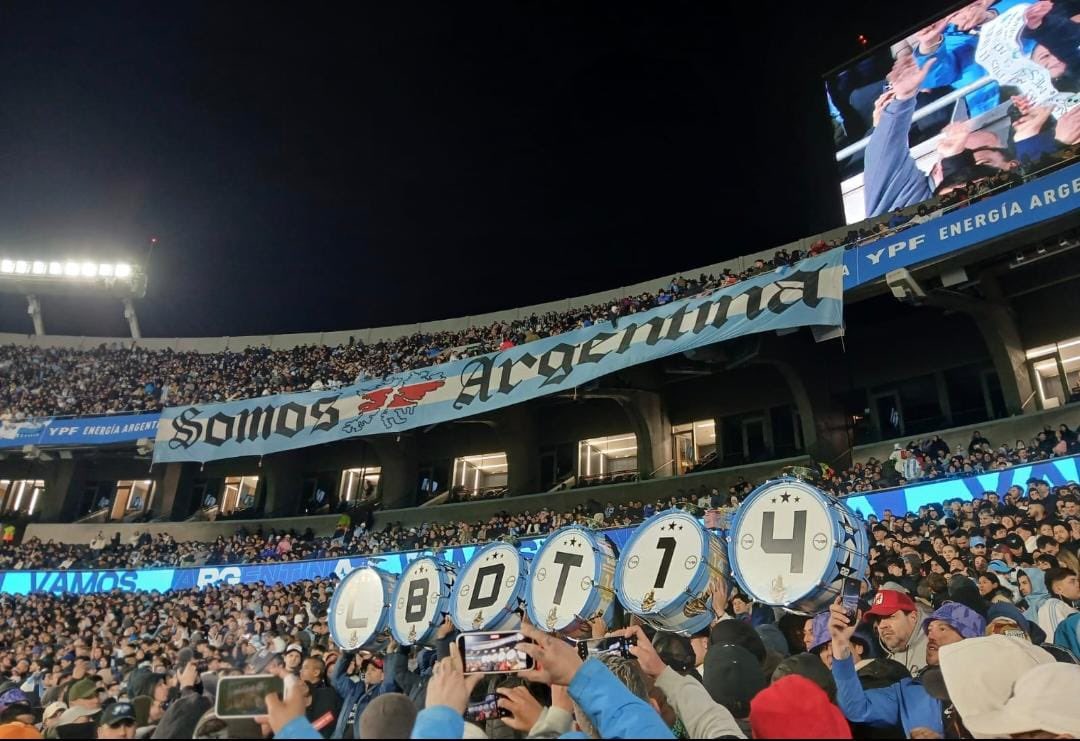 mishoedits's tweet photo. Solamente una dirigencia anti River te permite esto en un partido de la Selección pero no en un partido de Libertadores. https://t.co/tPW6p1ixoe