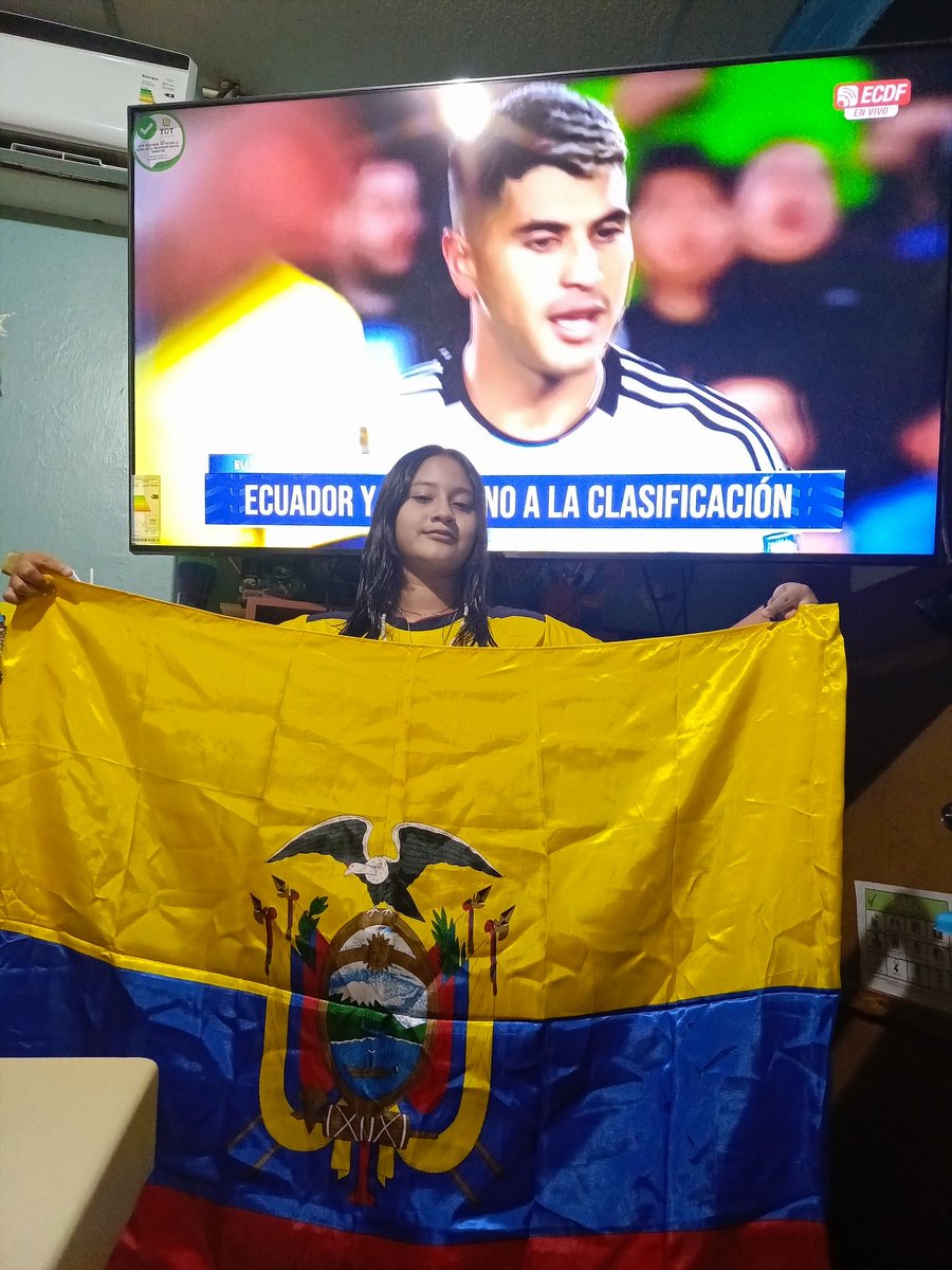 jon_184's tweet photo. Apoyando a la tri de mi 💛💙❤️por la mejor señal ECDF vamos que hoy ganamos tricolor 🥳🥳🥳#EliminatoriasxECDF https://t.co/OUoF3y4cii