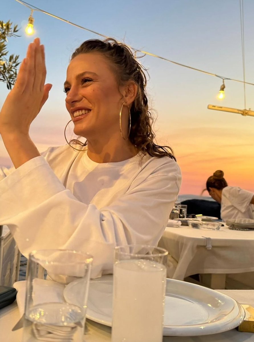 Serenay smile is the most beautiful smile i've ever seen in my life 🌝🌕