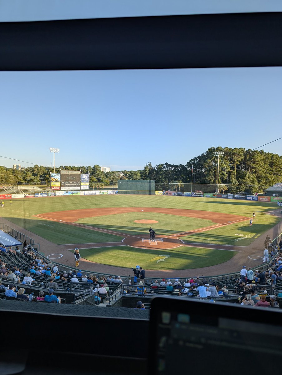 It's another glorious night for baseball on South Carolina's Coast. First pitch is set for 6:35.

📻: milb.com/columbia/fans/…