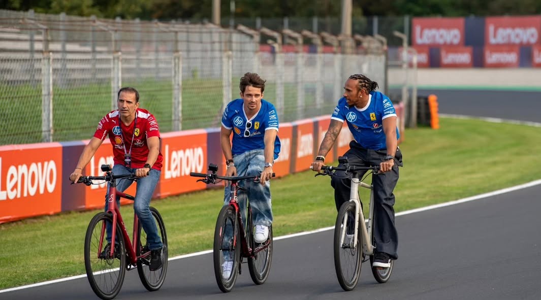 Charles y Lewis en bicicleta junto a Marc Gené 🚲

#ItalianGP #ScuderiaFerrari